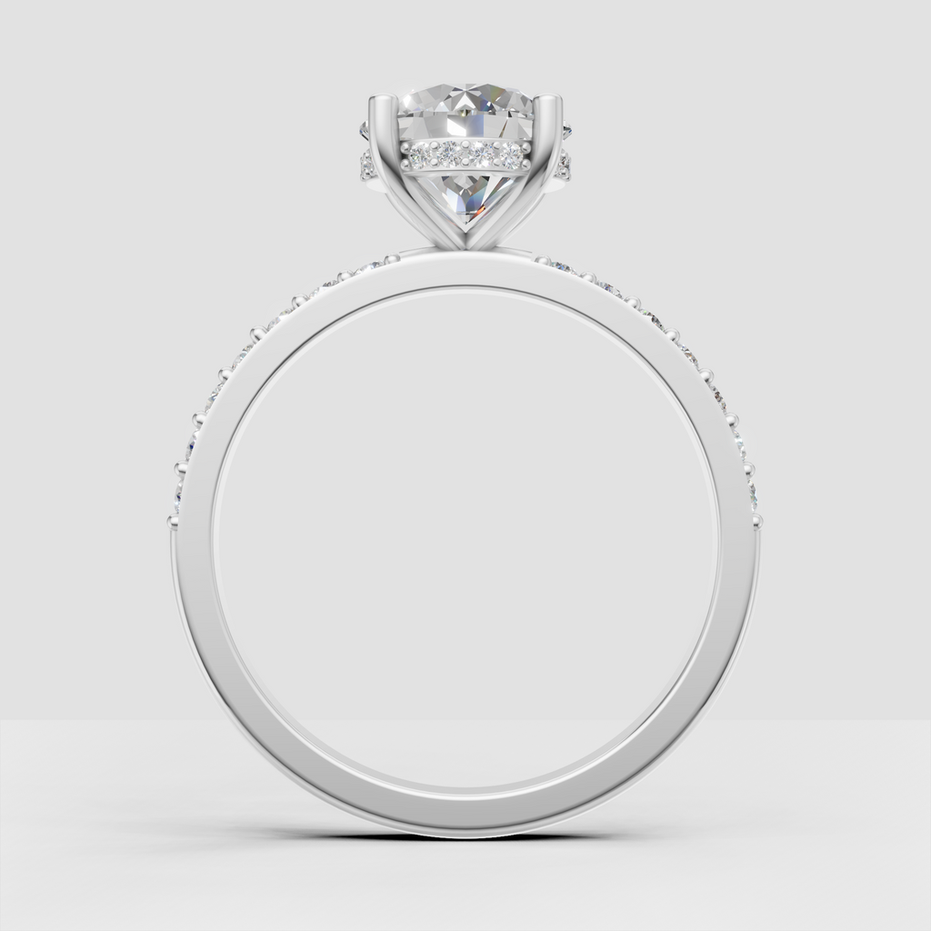 Luxury yellow gold ring with round center diamond and pavé side stones