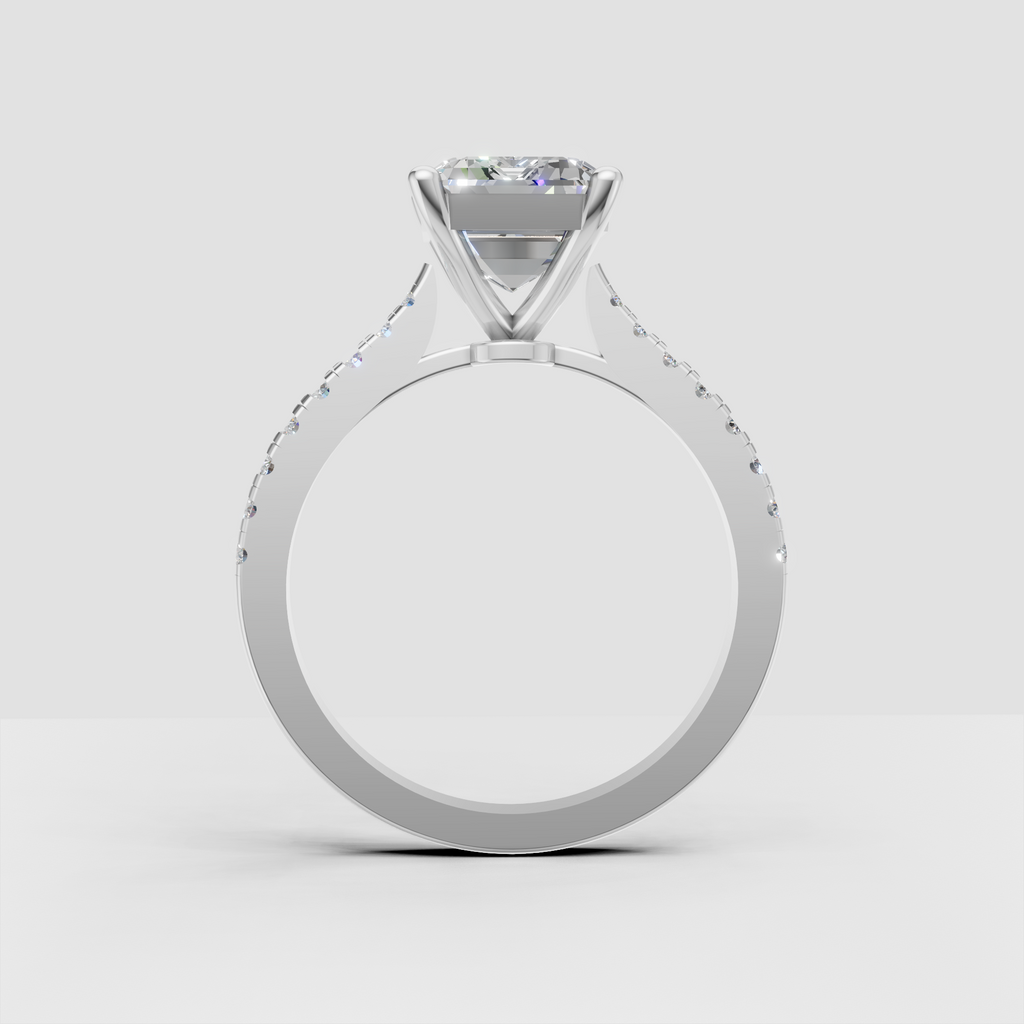 Elegant emerald diamond ring in yellow gold with pavé shoulders