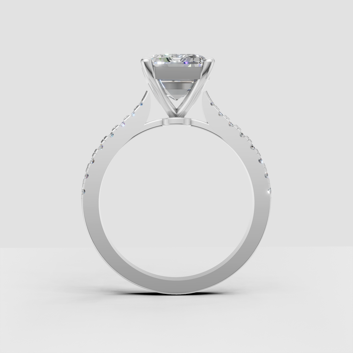 Elegant emerald diamond ring in yellow gold with pavé shoulders