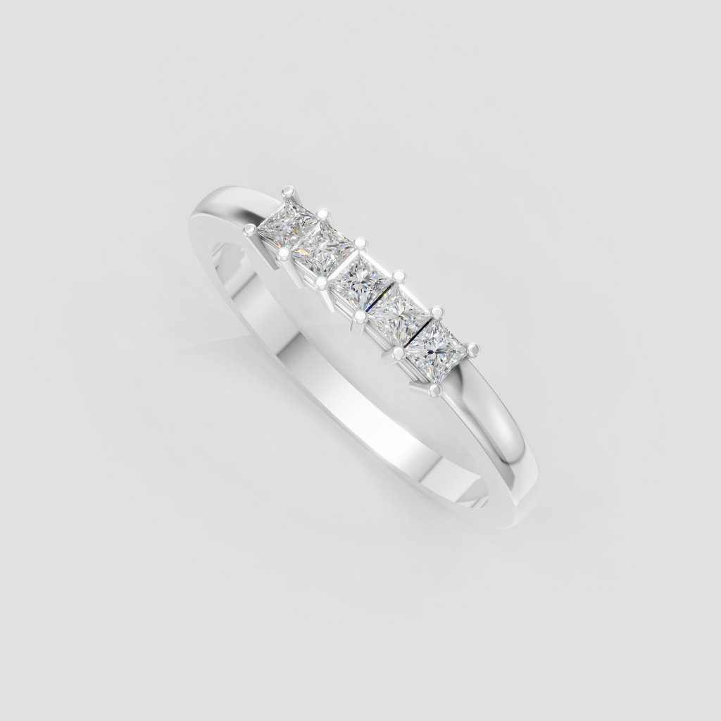 Elegant yellow gold five-stone ring with brilliant princess cut diamond stones