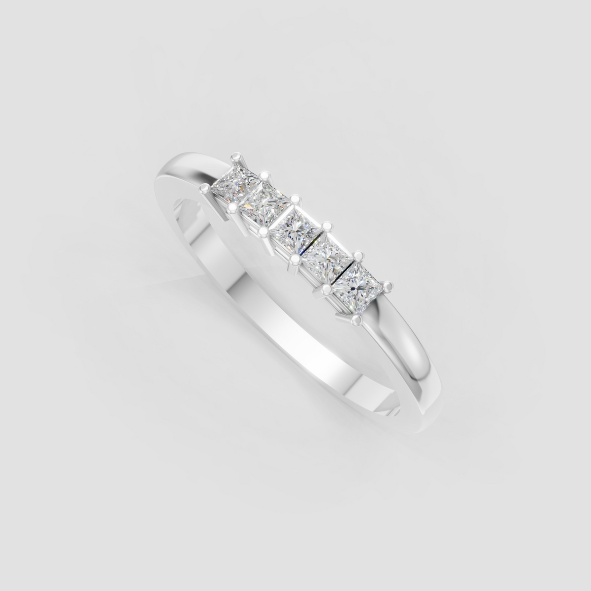 Elegant yellow gold five-stone ring with brilliant princess cut diamond stones