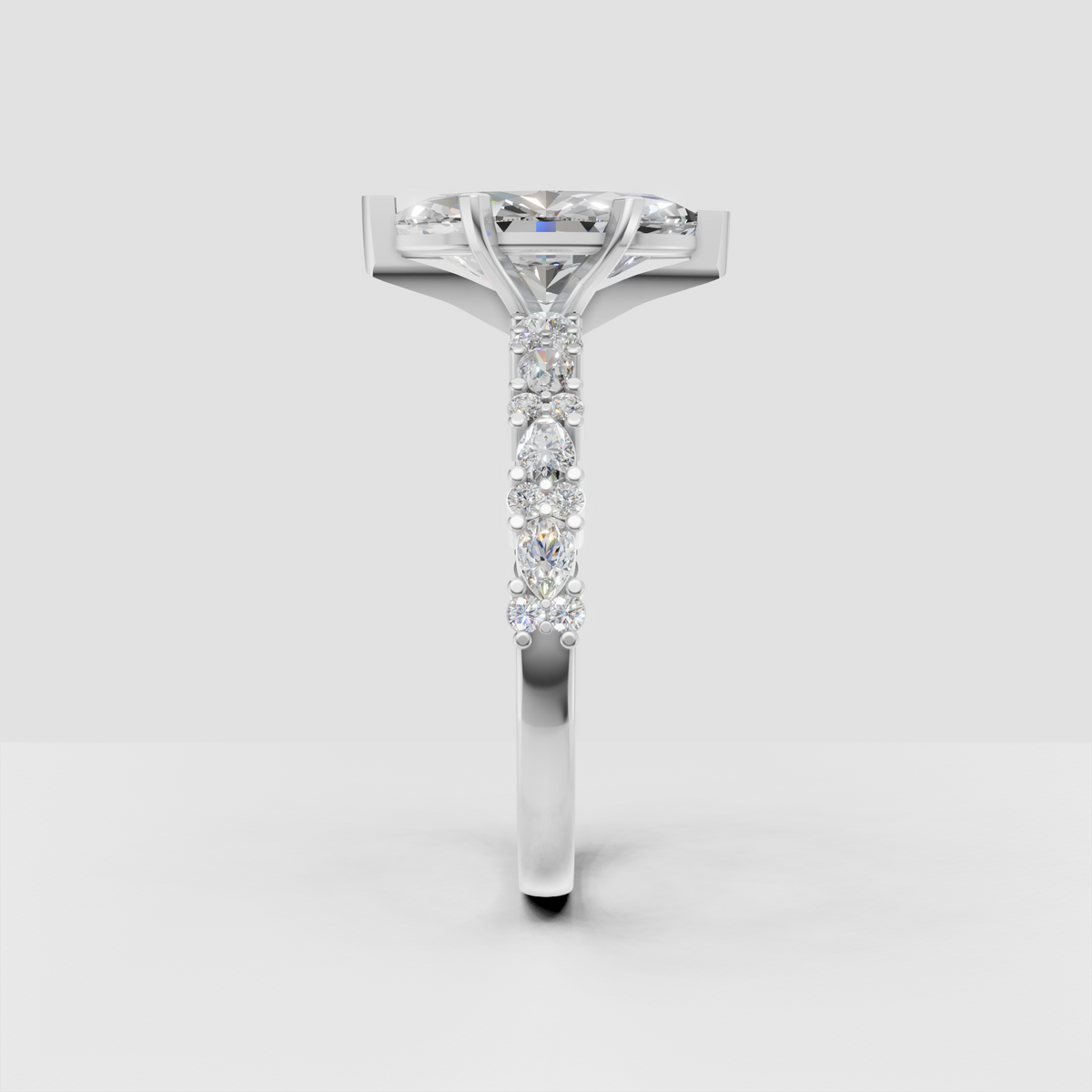 Luxury pear shaped diamond ring in yellow gold